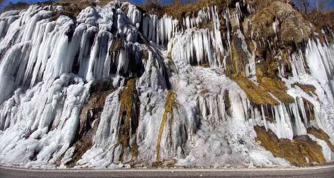 Tunceli’de havalar soğudu, ‘Ağlayan Kayalar’ buz tuttu