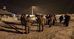 Kar nedeniyle kümes çöktü, 900 tavuğu jandarma kurtardı