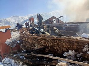Pülümür ilçesinde bir ahırda çıkan yangın eve de sıçradı. Ev ve ahır kullanılmaz hale geldi