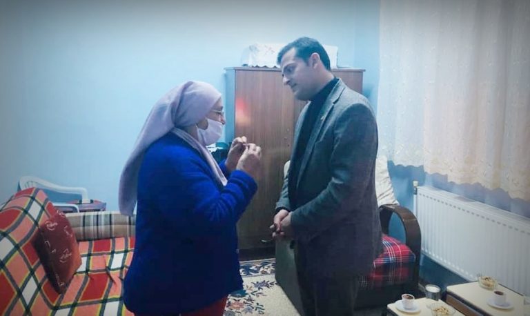 Nazımiye Kaymakamı Uğur Tutkan,  köy ziyaretleriyle birlikte hane ziyaretlerini de sürdürüyor