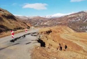 Hozat ve Pertek arasındaki karayolda çökme meydana geldi