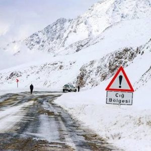 Çığ tehlikesi dolayısıyla kapatılan yol tekrar ulaşıma açıldı