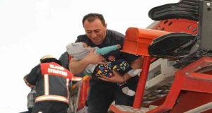 Çıkan ev yangınında 6 kişi itfaiye tarafından kurtarıldı. Bina sakinleri arasında çıkan kavga sonrası 1 kişi gözaltına alındı