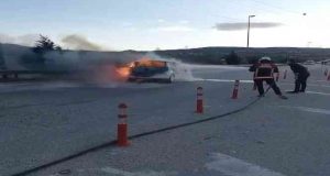 Seyir halindeki araç alev topuna döndü