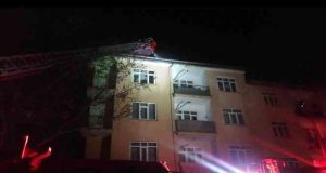 Korkutan yangın. Çatı alev alev yandı