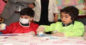 Minik öğrencilerin ahşap boyama etkinliği