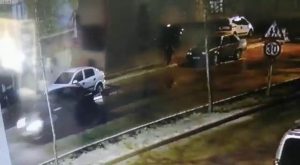 Köpek havlamasından korktu, kaçarken araba çarptı