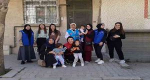 Gençler hazırladıkları erzak kolilerini dağıttı