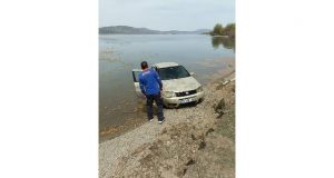 otomobil göle uçtu, sürücü kendi imkanlarıyla araçtan çıkarak kıyıya yüzdü