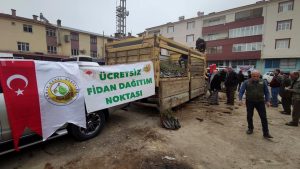 Çemişgezek’te vatandaşlara ücretsiz 11 bin fidan dağıtıldı