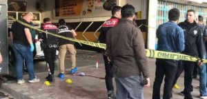 Husumetlisini silahla kafasından vurup, yanındaki kişiyi darp etti