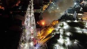 Elazığ’da geceyi gündüze çeviren bina yangını, onlarca insan tahliye edildi