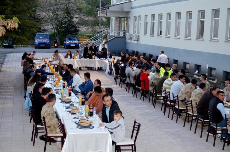 Çemişgezek Kaymakamı Önder Koç, Jandarma ve Polis personeliyle iftar programında bir araya geldi