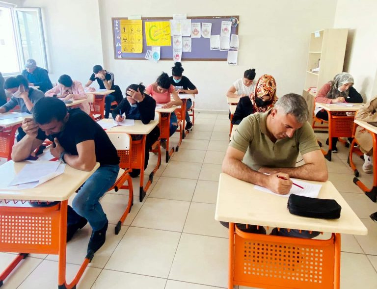 Tunceli’de kitap okuma yarışmasına katılan veliler sınava girdi