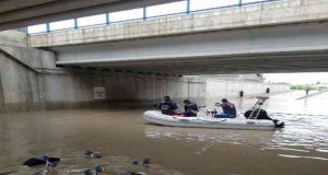 Elazığ’da ev ve iş yerlerini su bastı, mahsur kalanları itfaiye botla kurtardı