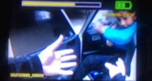 Göle dönen alt geçitte mahsur kalan çocuk, polis tarafından kurtarıldı