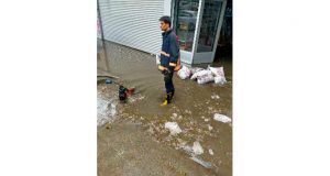 Sağanak yağış sonrası iş yerlerini su bastı