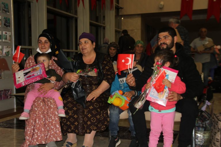 Ukrayna’dan tahliye edilen Ahıska Türklerinin ikinci kafilesi de Elazığ’a geldi