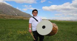 Tunceli’de doğanın tadına ritimlerini de katıyor. 9 yaşında usta davulcu oldu.