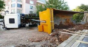 Yüklü kamyon şehir merkezinde devrildi