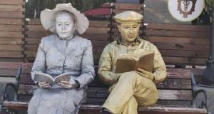 Tunceli’de kitap okumanın önemini anlatmak için canlı heykel performansı sergilendi