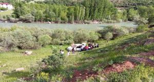 Pülümür Yolunda otomobil şarampole yuvarlandı: 4 yaralı