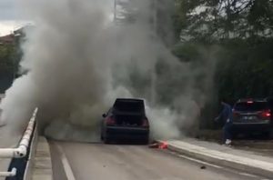 Seyir halindeki otomobil alev alev yandı