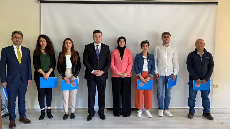 Mazgirt ilçesinde veliler arasında başlatılan kitap okuma yarışmasında dereceye girenler ödüllendirildi