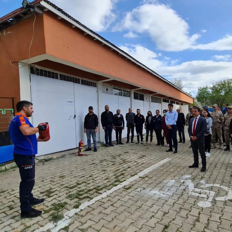 Hozat’ta kamu çalışanlarına yangın ve deprem tahliye eğitimleri verildi