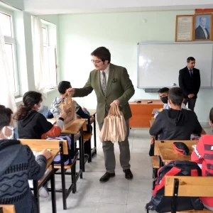 Çemişgezek Kaymakamı Önder Koç, Öğrencilerle Motivasyon ve Hedefleri Hakkında Görüştü. Kitap Hediye Etti.