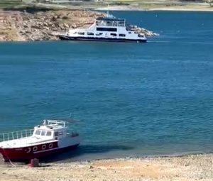 Pertek feribotunu fırtına sürükledi