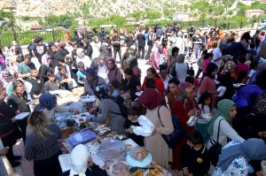 Çemişgezek ilçesinde okul yararına kermes yapıldı