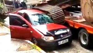 Tırın üstündeki iş makinesi aracın üstüne düştü