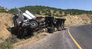 Elazığ’da kömür yüklü kamyon devrildi.1 kişi yaralandı