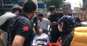 Üzerine benzin döküp kendini yakmaya kalkıştı, ekipler ikna etti