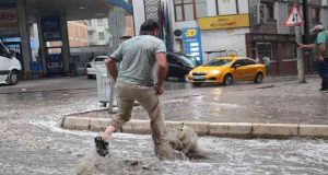 Elazığ’da sağanak yağış etkili oldu. Yollar adeta nehre döndü