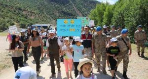 Tunceli’de öğretmen ve öğrenciler atık topladı