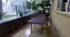 Nazımiye ilçesinde sağanak yağış etkili oldu. Bazı işyerlerini su bastı