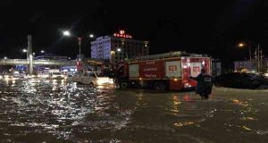 Elazığ’da sağanak biranda bastırdı, onlarca araç yolda kaldı