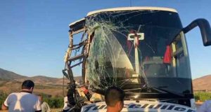 Tuncelililer firmasına ait otobüs kaza yaptı:17 yaralı