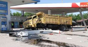 Facianın eşiğinden dönüldü, otomobile çarpan kamyon akaryakıt istasyonuna girdi: 5 yaralı