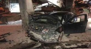 Park halindeki ekskavatöre çarpan otomobil hurdaya döndü. Kazada 2’si ağır olmak üzere  3 kişi yaralandı