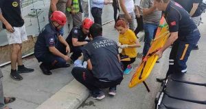 Elazığ’da otomobil yayaların arasına daldı: 3 yaralı