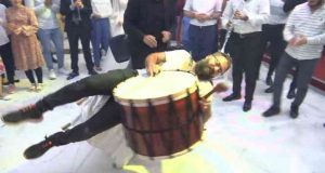 Çılgın davulcu yine kendinden geçti