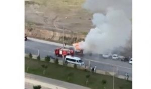 Elazığ’da park halindeki minibüs alev topuna döndü