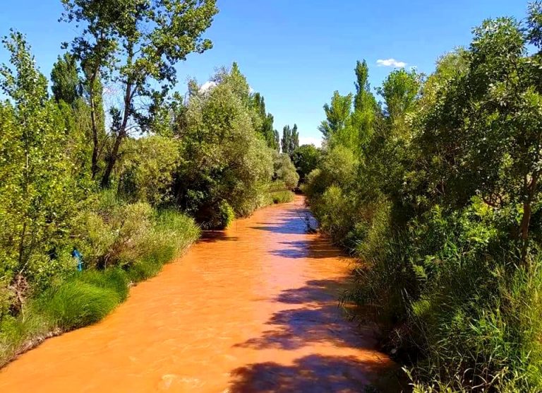 Doğal güzelliğiyle dikkat çeken Tağar Çayı, yağışlar sonrasında renk değiştirdi