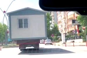 Trafikte prefabrik ev taşıyarak herkesin hayatını tehlikeye attı