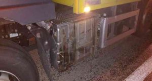 Elazığ’da tırın dorsesinden kopan tekerlek bahçede oturan çifte çarptı. 2 kişi yaralandı