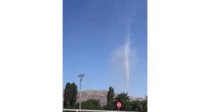 Elazığ’da metrelerce yüksekliğe ulaşan hortum korkuttu.