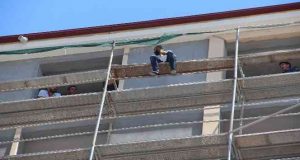 Elazığ’da binanın 11’inci katından atlamaya kalkışan şahsı polis ekipleri ikna etti